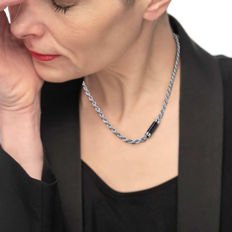 Collana con elemento in pietra