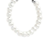 Orecchino a cerchio con perline di madreperla