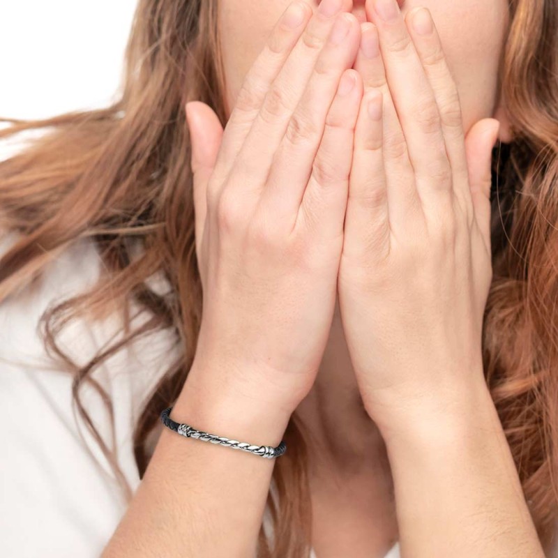 S.STEEL BRACELET BLACK SYNTETHIC LEATHER S.steel scubidou bracelet with black syntethic leather 4,40 mm diameter. On the center