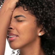 Orecchini a lobo con rosa in madreperla da 1,2cm