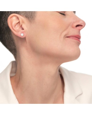 Orecchini a lobo con rosa in madreperla da 8mm