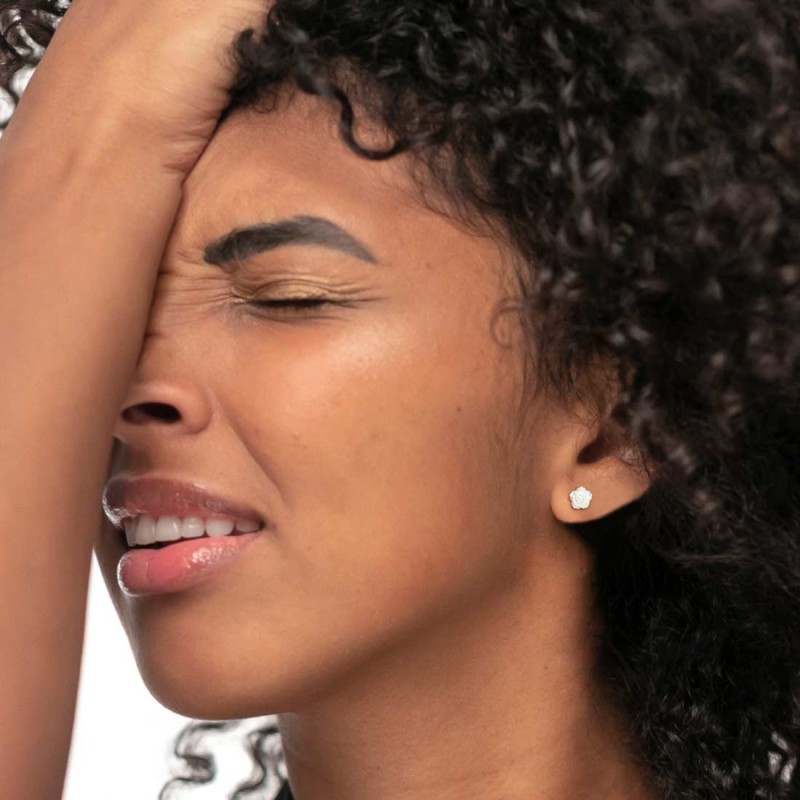 Orecchini a lobo con rosa in madreperla da 8mm