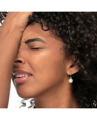 Orecchini pendenti con rosa in madreperla