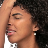 Orecchini pendenti con rosa in madreperla