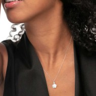 Collana con rosa in madreperla