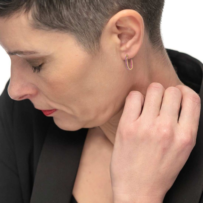 Orecchino ovale con zirconi e smalto