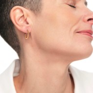 Orecchino ovale con zirconi e smalto