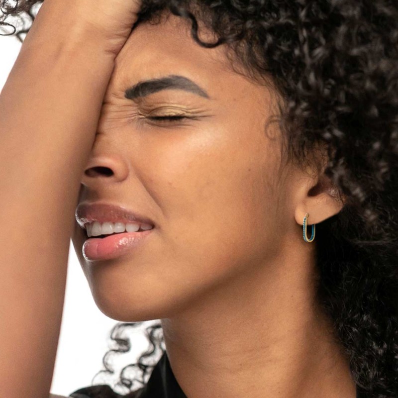 Orecchino ovale con zirconi e smalto