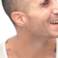 Orecchino ovale con zirconi e smalto