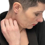 Orecchino ovale con zirconi e smalto