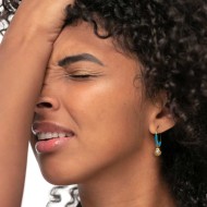 Orecchino a cerchio conchiglia con perla e perline turchesi