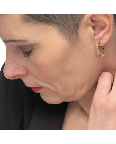 Orecchino a cerchio con catena a corda