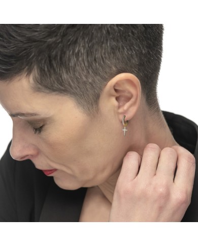 Orecchino a cerchio con zirconi con croce pendente con zirconi