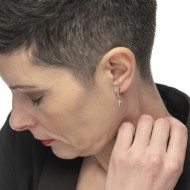 Orecchino a cerchio con zirconi con croce pendente con zirconi