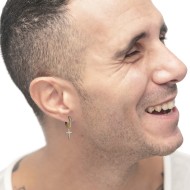 Orecchino a cerchio con zirconi con croce pendente con zirconi