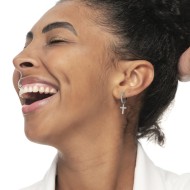 Orecchino a cerchio con zirconi con croce pendente con zirconi