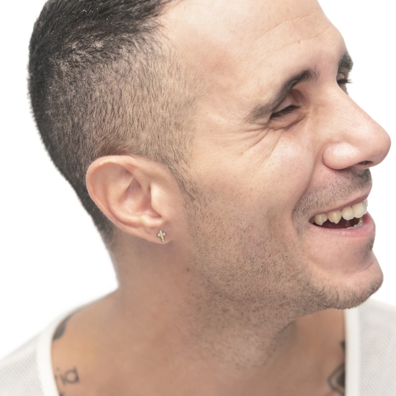 Orecchino a lobo con croce pendente con zirconi