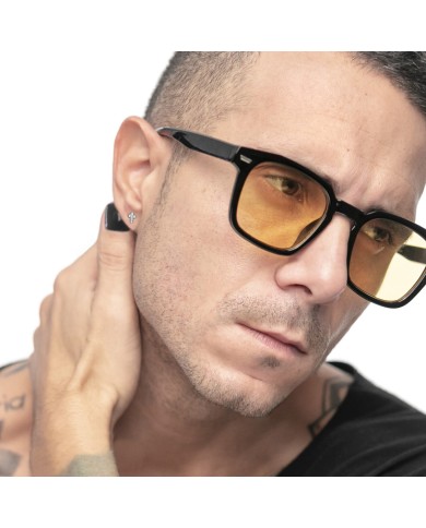 Orecchino a lobo con croce pendente con zirconi