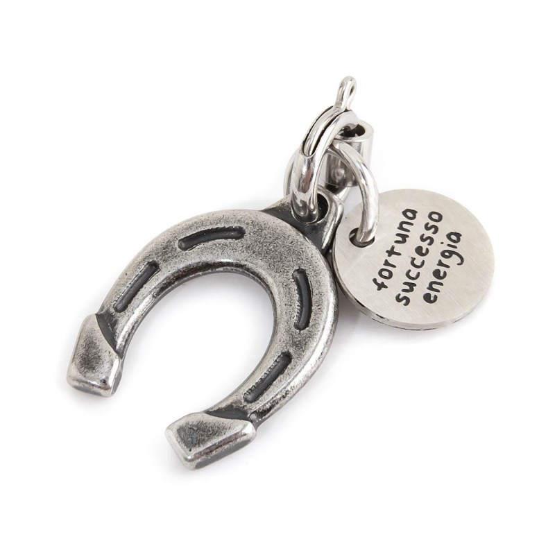 BURNISHED STEEL HORSESHOE CHARM Burnished steel charm in the shape of a horseshoe 13 X 18 mm and round tag with the words "Fortu