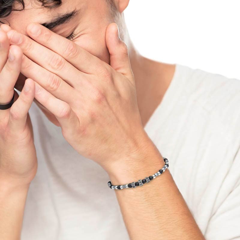 BRACELET WITH ELEMENTS IN ONYX AND HEMATITE Steel chain bracelet with 4 mm elements in black onyx and hematite. Length 19/21 cm,