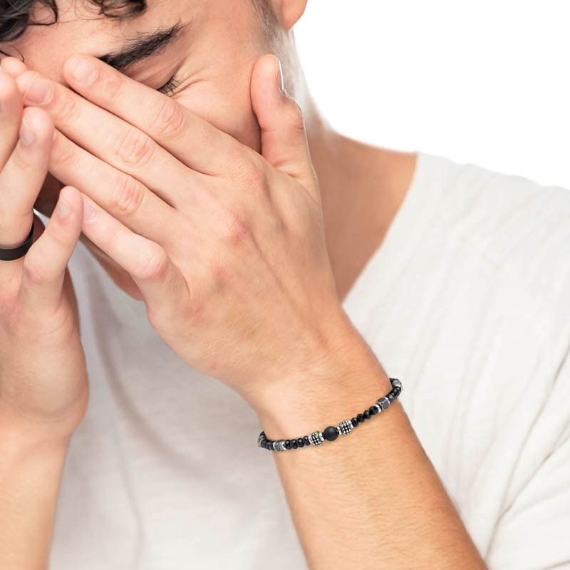 BRACELET WITH MIXED ELEMENTS Chain bracelet with nuggets in steel and burnished steel with central element in black agate. Lengt
